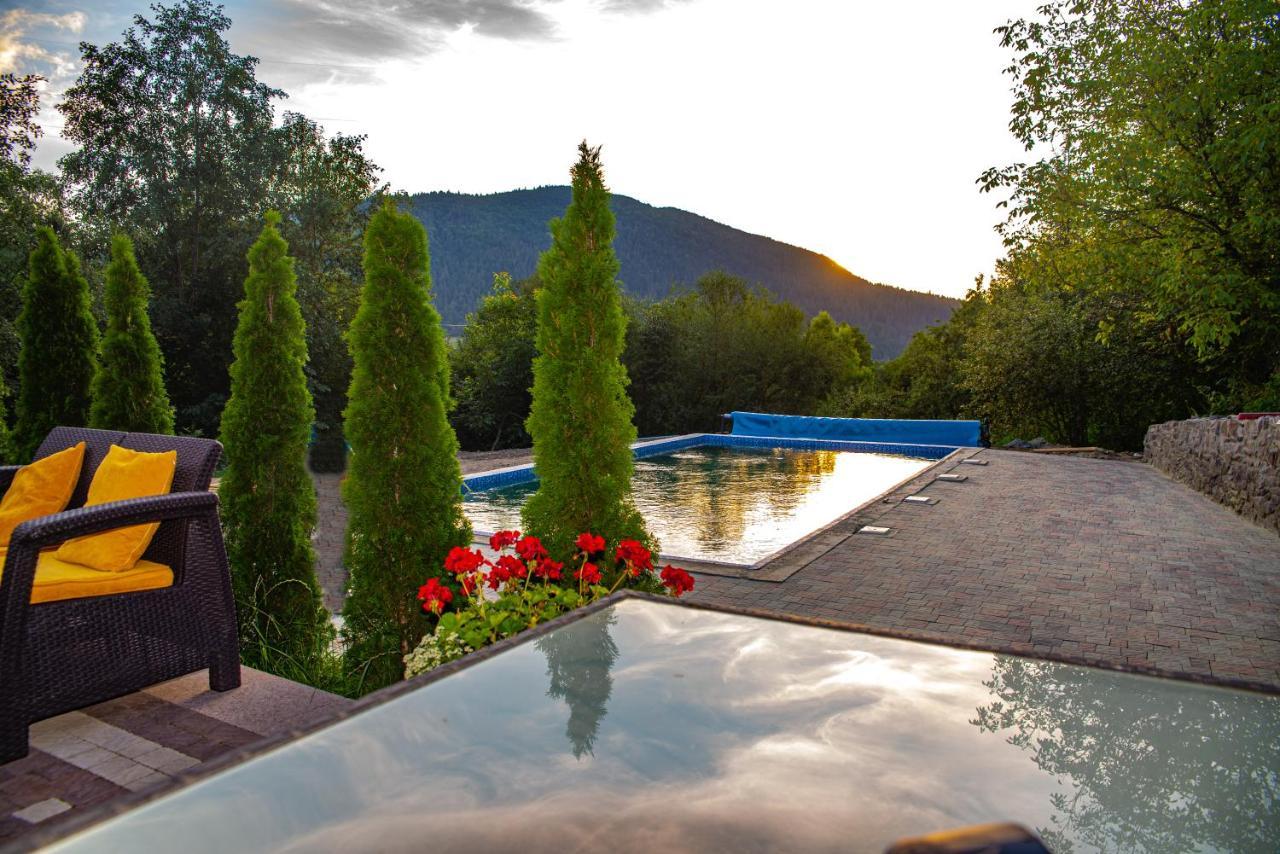 Hotel Купецький Двір à Mizhhirya  Extérieur photo
