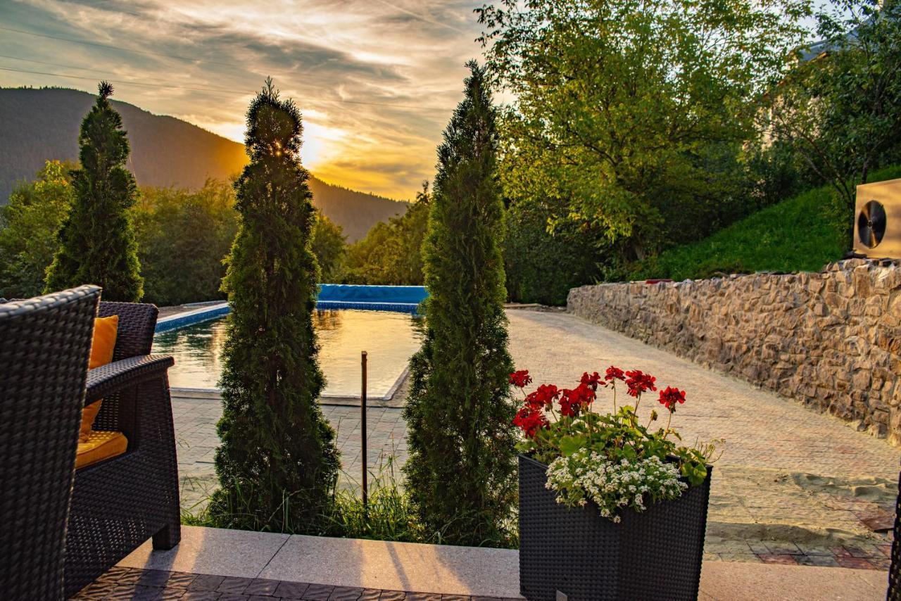 Hotel Купецький Двір à Mizhhirya  Extérieur photo